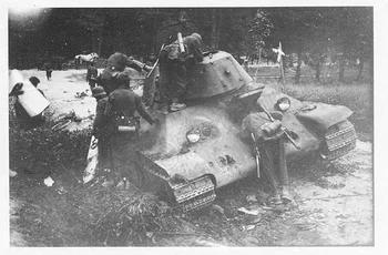 1/35 Skala Figurice od Smole Model njemački vojnici pregledati T-34 1 figurica GK155 u nesastavljeni uncolored